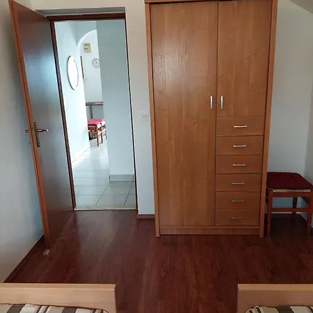 I Apartment *